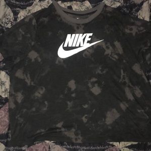 grey woman’s nike tee